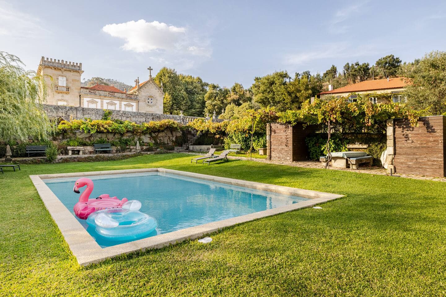 Jardins e piscina da Casa de Sequeiros
