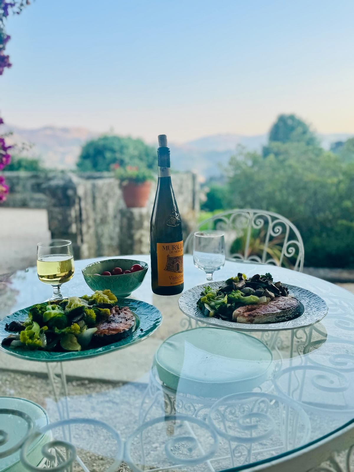 Jantar exterior com vista para a montanha